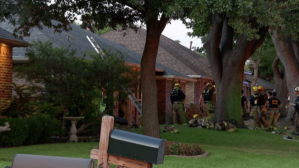 Firefighter injured, cat resuscitated after 2 Dallas houses catch fire