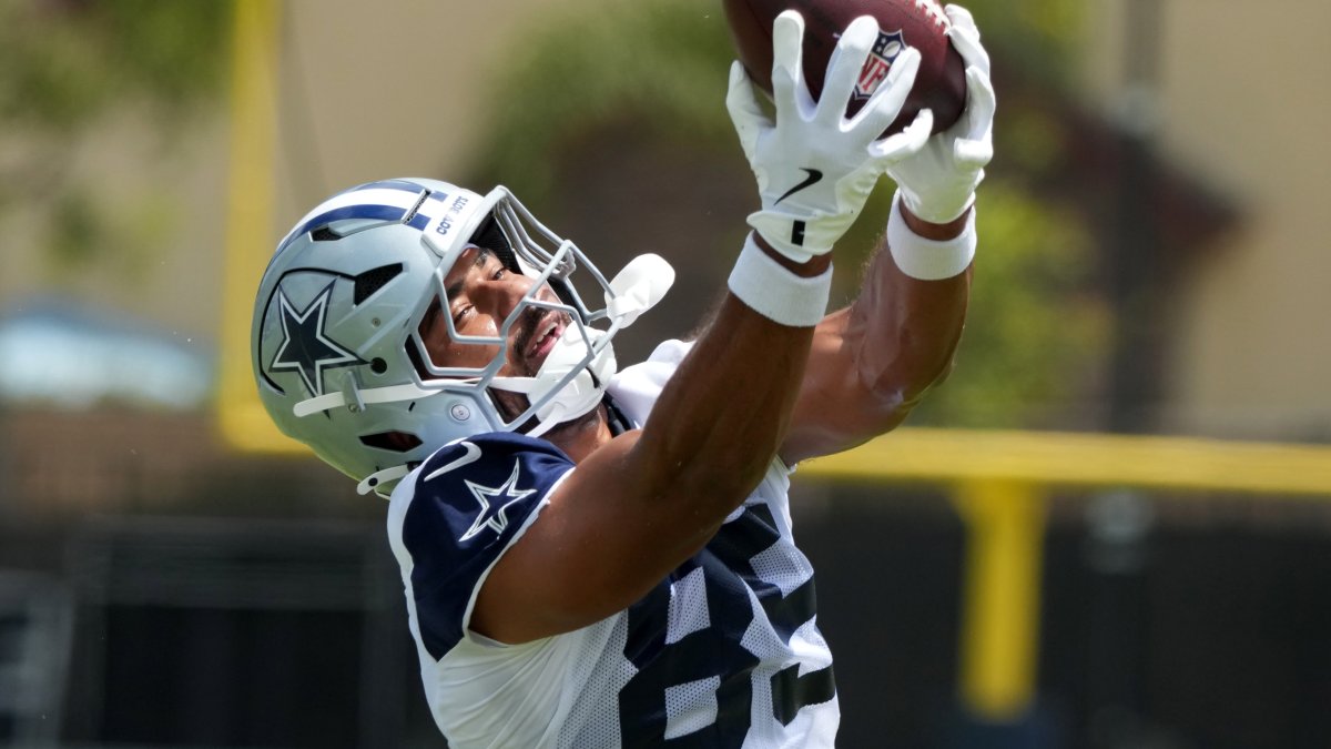 Cowboys tight end Fant leaves practice after apparently suffering a knee injury