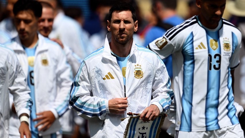 Thế giới bóng đá phản ứng sau khi Messi từ giã ĐT Argentina 5 Lionel Messi announces retirement from Argentina national team