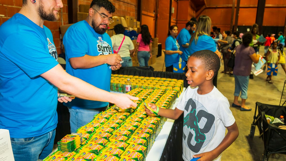 Dallas Mayor Eric Johnson Opens Annual Back to School Fair - News Directory 3