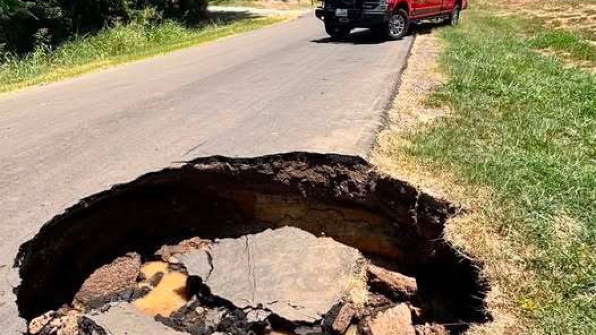Pothole in Grand Saline leads to road closures