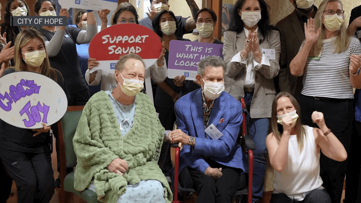 Randy Travis surprises a fan undergoing cancer treatment