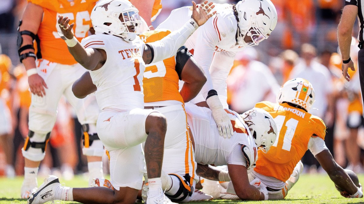 Texas AD apologizes for Colin Simmons' unsportsmanlike conduct foul in Tennessee