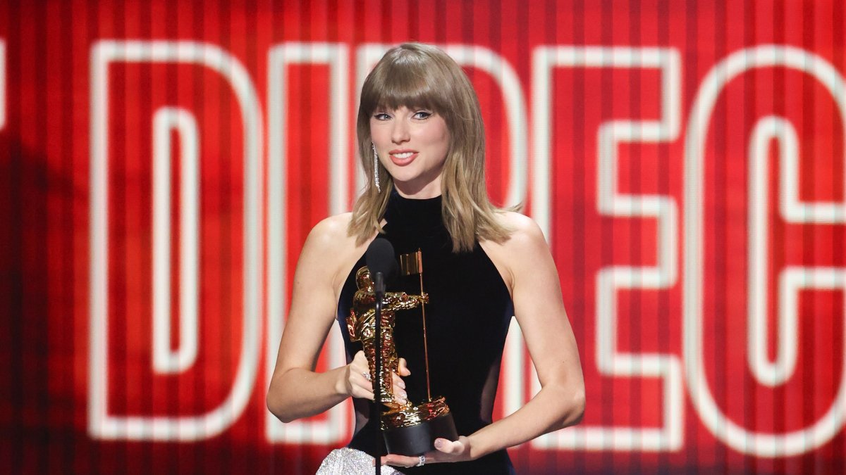 Taylor Swift becomes most-awarded artist in MTV VMAs history, dedicates top prize to Dolly Parton
