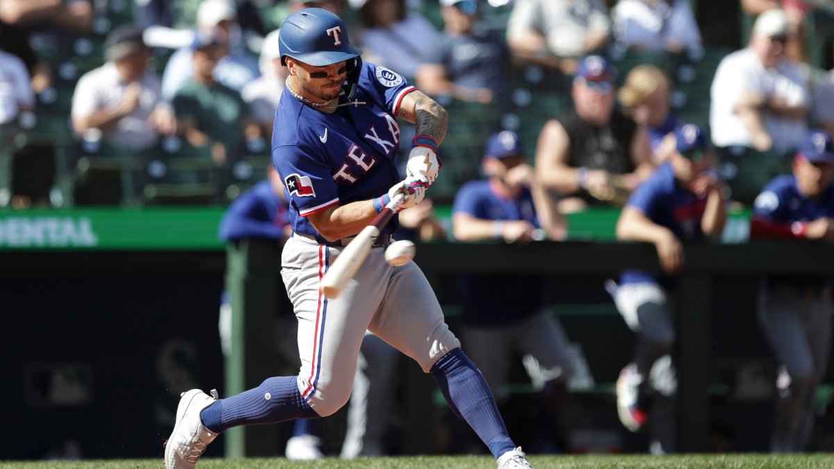 Rookie Kade Anderson Earns First Win as Mariners Edge Rangers 3-2