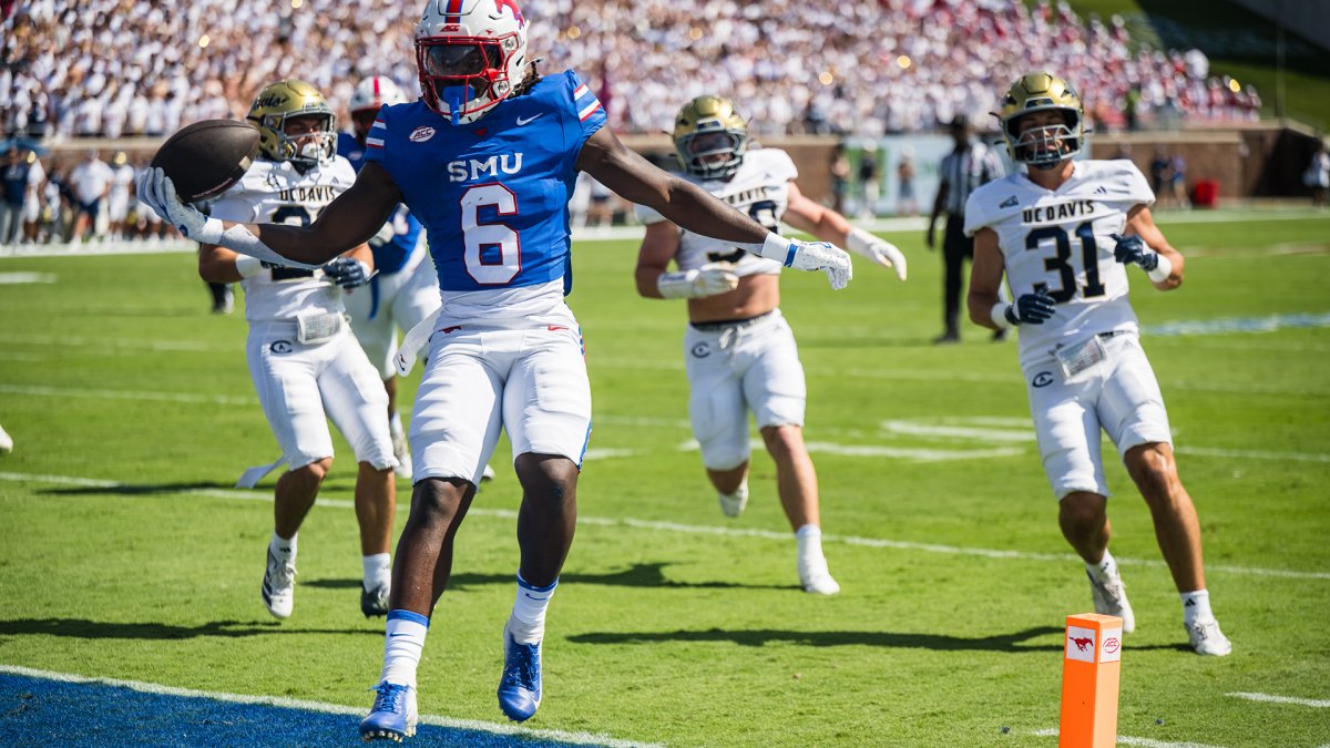 Kevin Jennings tosses 5 TDs as No. 17 SMU routs UC Davis in scorching Texas heat