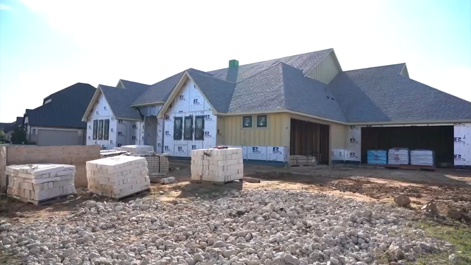 nbcdfw.com - Brittney Johnson - Home buyers find more incentives, price cuts as builders slow construction
