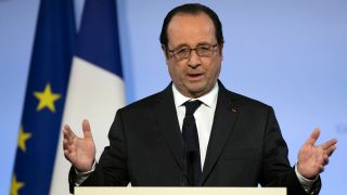 French Officer Accidentally Fires During Hollande Speech