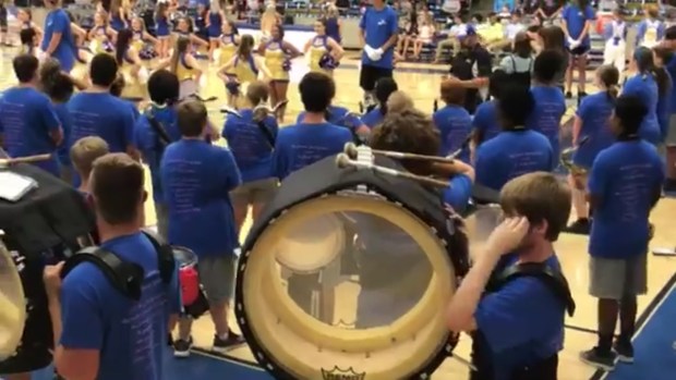[DFW]    When the sound system fails, Pep Rally turns to the anthem