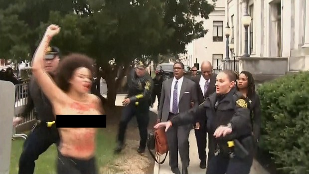 [NATL-PHI] Raw Video: Cargos de manifestantes en topless frente a Bill Cosby