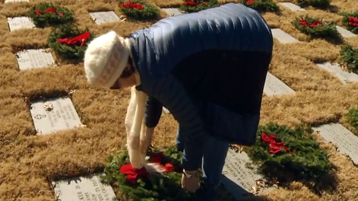 Thousands Lay Christmas Wreaths at DFW National Cemetery