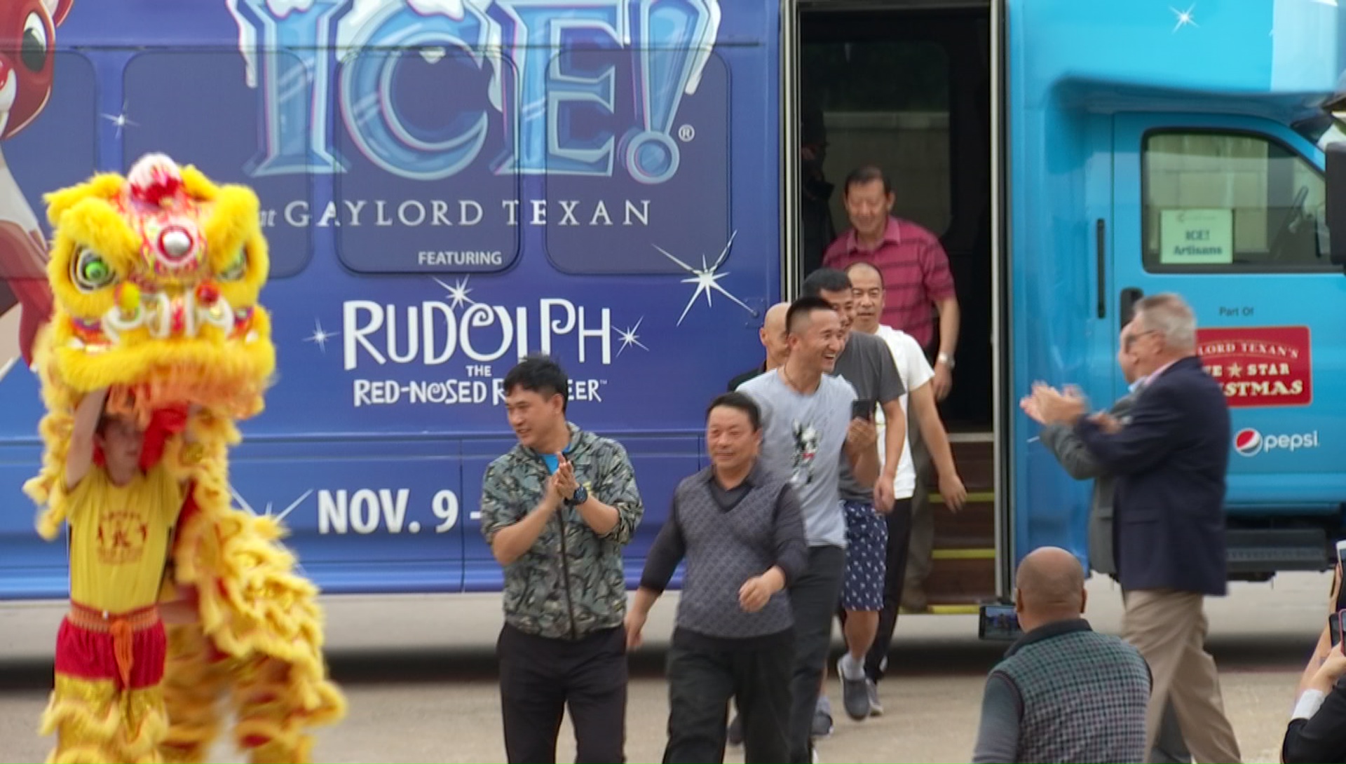 Gaylord Texan Resort Welcomes ICE! Carvers from China