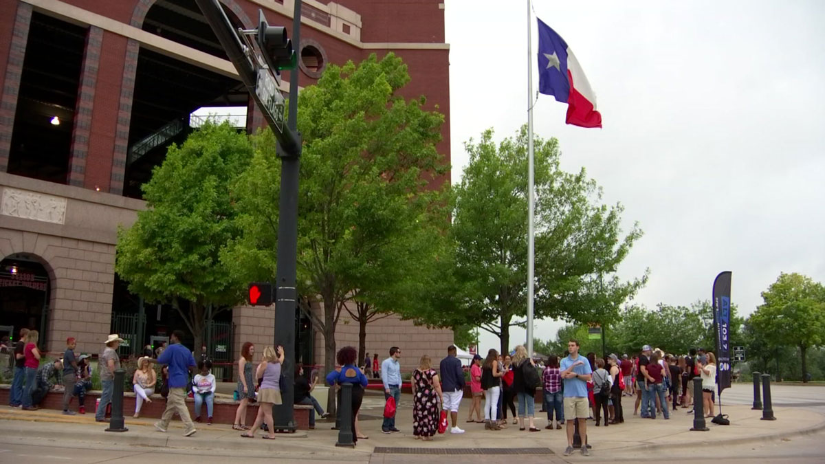 Thousands Line Up in Arlington for 'The Voice' Auditions
