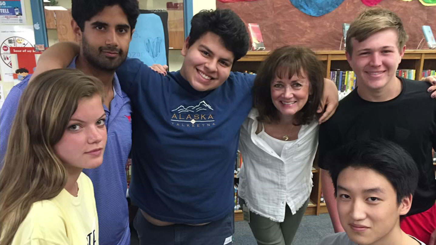 High Schoolers Share Throwback Pic to Kindergarten Teacher