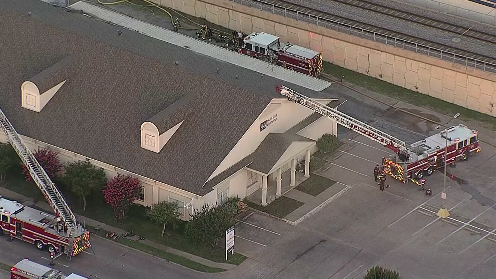 Raw: Fire & Smoke at Dallas Liquor Store