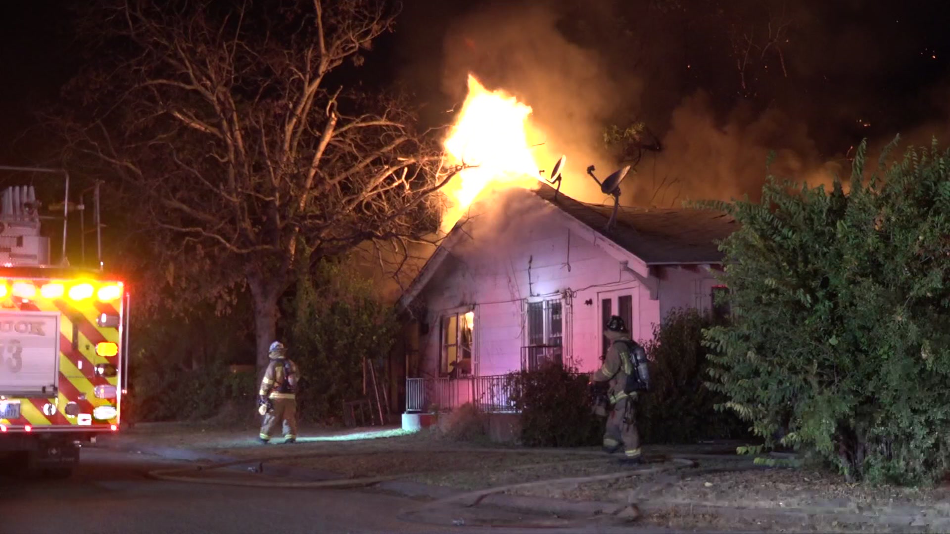 Raw: Fire Engulfs 2 Homes in Dallas Neighborhood